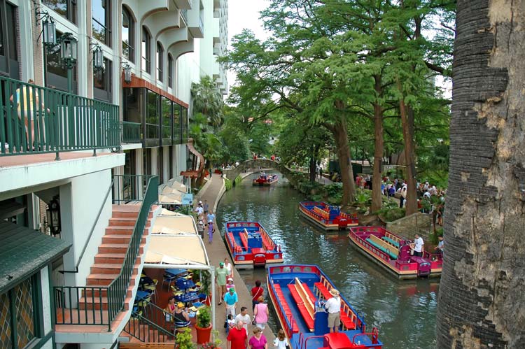 Tourists and boats at the River Walk